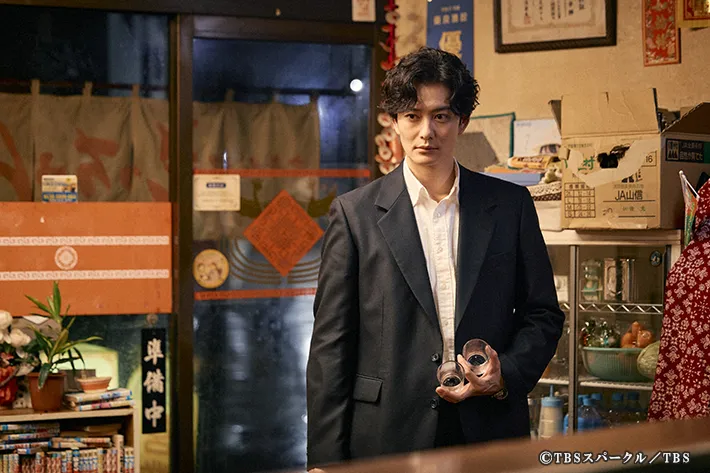 『田鎖ブラザーズ』に出演する岡田将生さんが写る場面写真