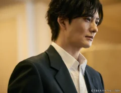 『田鎖ブラザーズ』に出演する岡田将生さんが写る場面写真