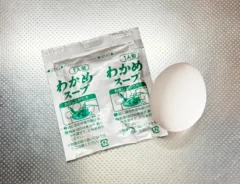 卵とわかめスープ（撮影：grapeフード編集部）