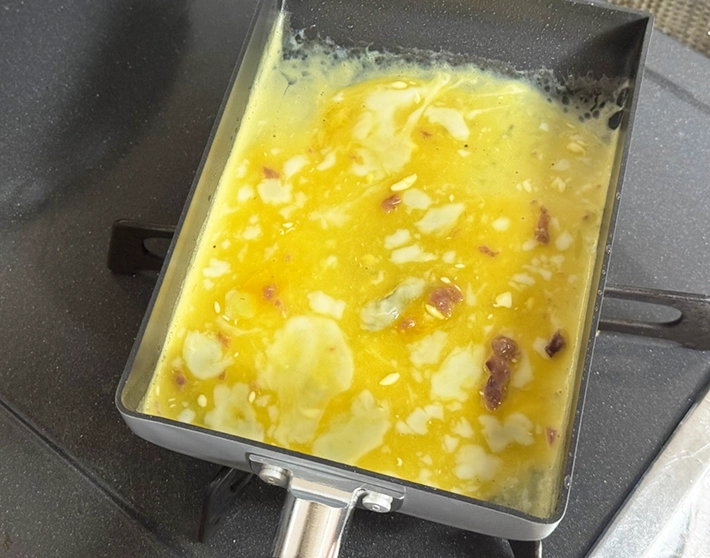 玉子焼きを作っている写真（撮影：grapeフード編集部）