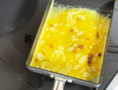 玉子焼きを作っている写真（撮影：grapeフード編集部）