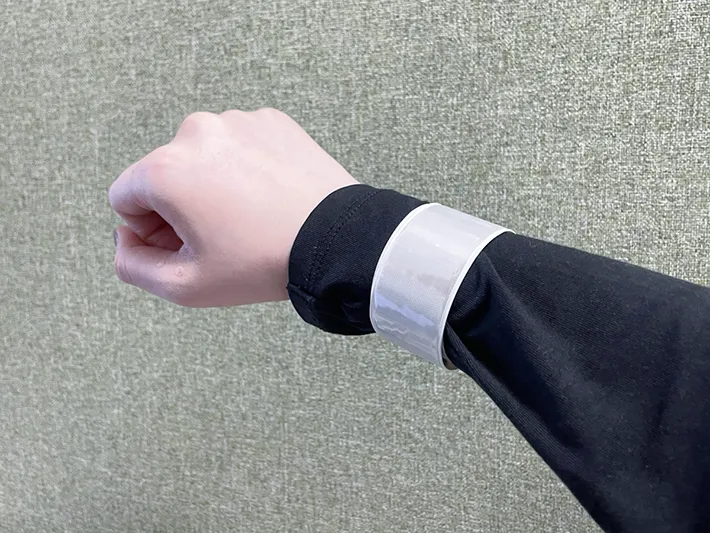 『ワンタッチバンド』を腕に巻きつけた写真（撮影：grapeライフハック編集部）