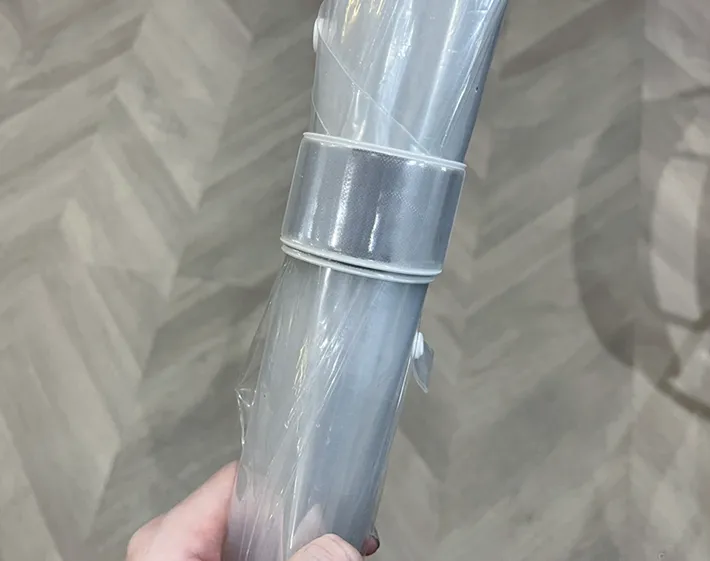 『ワンタッチバンド』でまとめた傘の写真（撮影：grapeライフハック編集部）