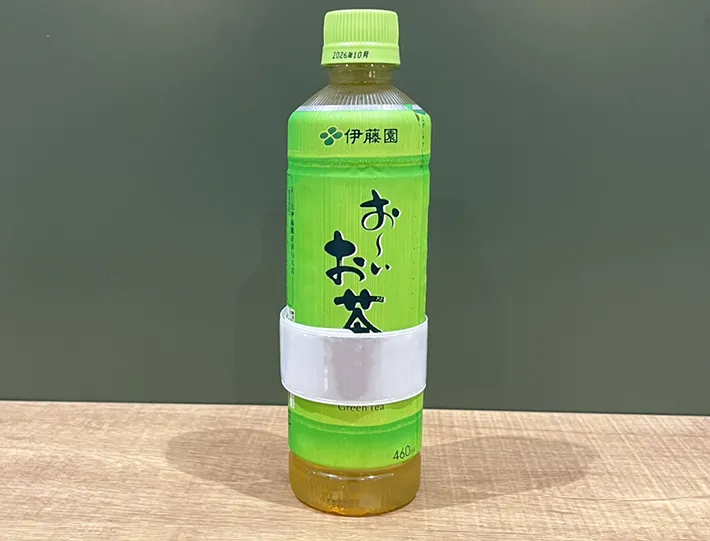 『ワンタッチバンド』を巻きつけたペットボトルの写真（撮影：grapeライフハック編集部）