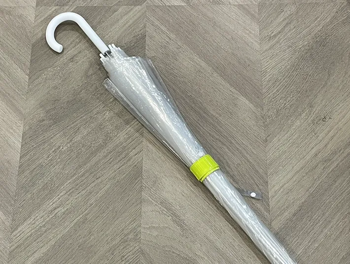 黄色い反射バンドを巻きつけた傘の写真（撮影：grapeライフハック編集部）