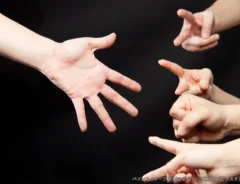 ジャンケンをする写真