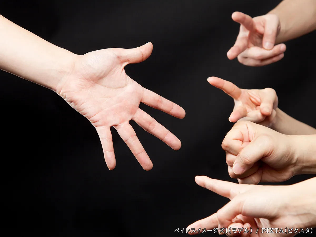 ジャンケンをする写真