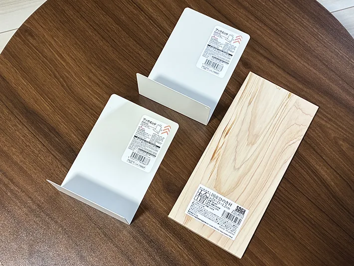 机に置かれた2個のブックエンドと、木材（撮影：grapeライフハック編集部）