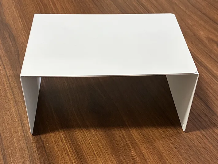 コの字に組み合わせた2個のブックエンド（撮影：grapeライフハック編集部）