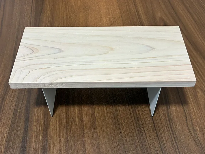 木材をつけたブックエンド（撮影：grapeライフハック編集部）