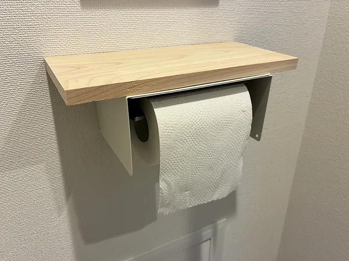 ブックエンドと木材で作ったトイレの小物棚（撮影：grapeライフハック編集部）