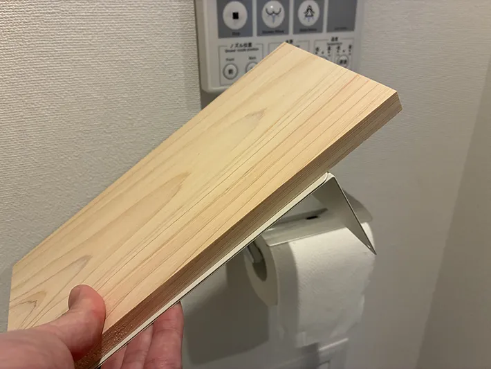 手で取り外したトイレの小物棚（撮影：grapeライフハック編集部）