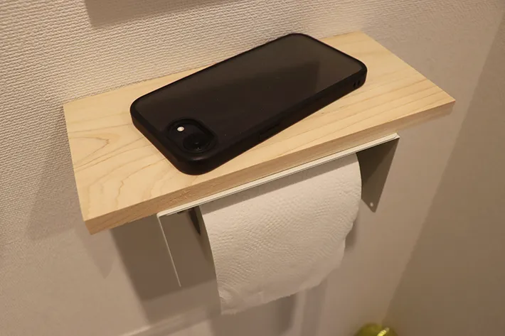 スマホを乗せたトイレの棚の写真（撮影：grapeライフハック編集部）