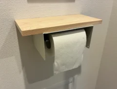 ブックエンドと木材で作ったトイレの小物棚（撮影：grapeライフハック編集部）