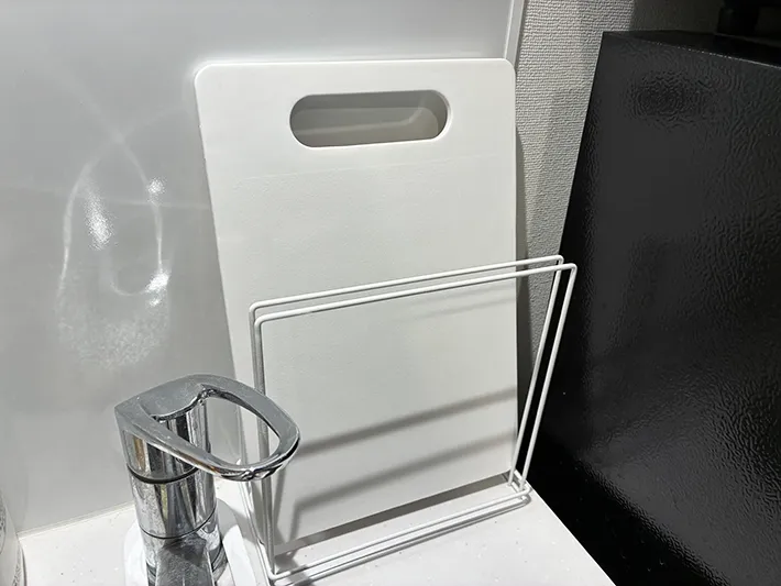 まな板を置いたふきんかけ（撮影：grapeライフハック編集部）