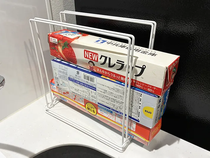 ラップを置いたふきんかけの写真（撮影：grapeライフハック編集部）