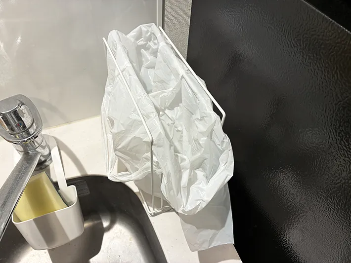 ゴミ袋をセットしたふきんかけ（撮影：grapeライフハック編集部）