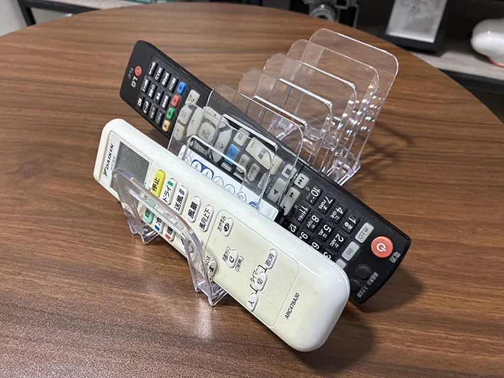 3個のリモコンを立てかけたハンカチスタンド（撮影：grapeライフハック編集部）