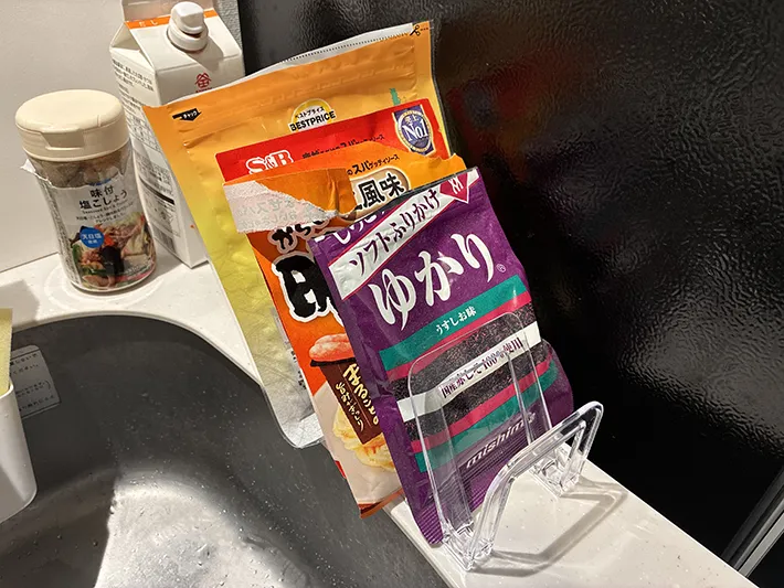 調味料やふりかけ袋を立てかけたハンカチスタンド（撮影：grapeライフハック編集部）