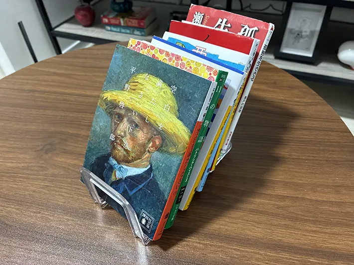 文庫本を立てかけたハンカチスタンド（撮影：grapeライフハック編集部）