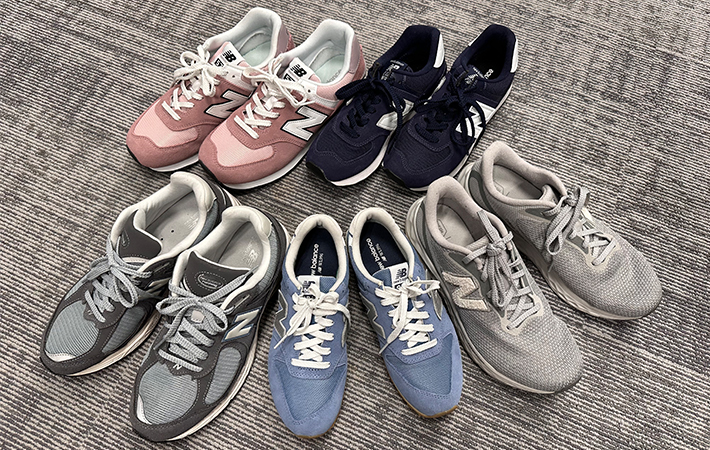 ニューバランスのスニーカーを5足並べている写真
