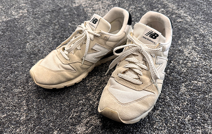 ニューバランスのスニーカー996を地面に置いて上から見ている写真