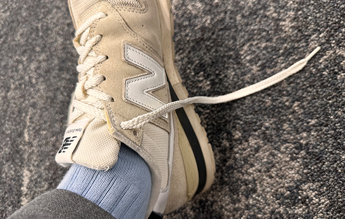 二段ハトメのシュータン側まで靴紐を通している写真