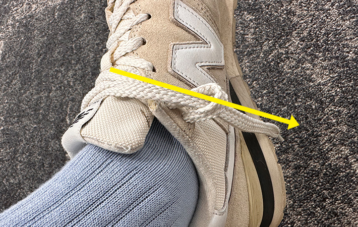 ヒールロック用の輪っかの中に靴紐を通している写真