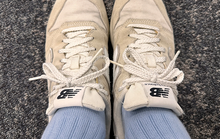 ニューバランスのスニーカーをヒールロックで結んだ写真