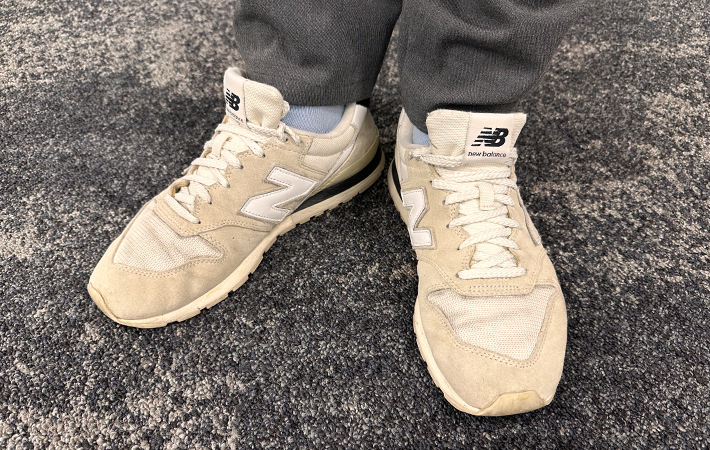 ヒールロックをアレンジしてニューバランスのスニーカーを履いている写真