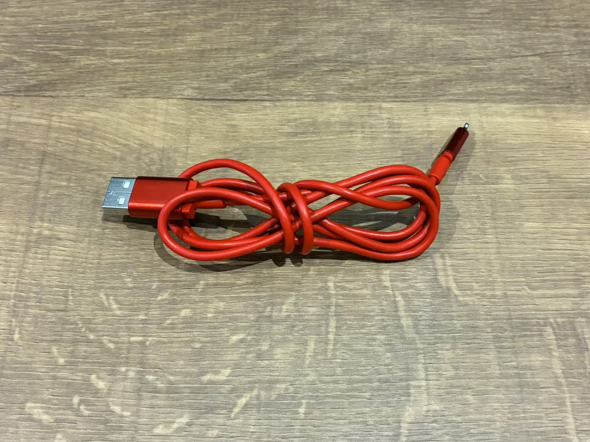 地面に置かれた、巻いた充電ケーブル（撮影：grapeライフハック編集部）