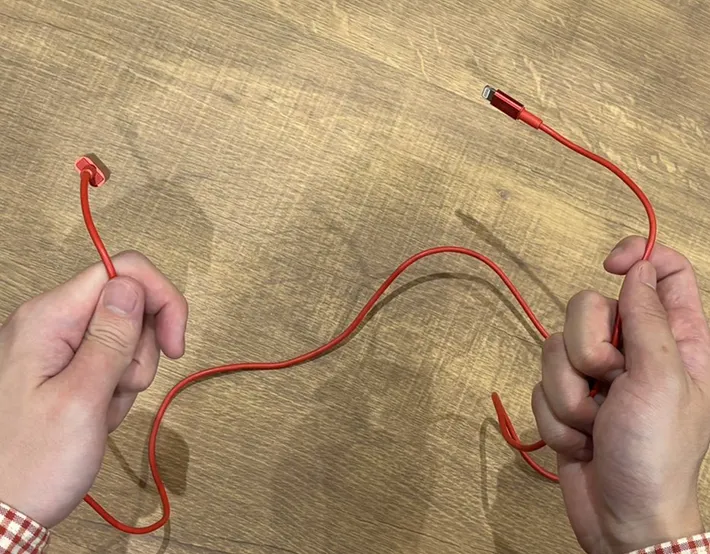 両手に持った充電ケーブル（撮影：grapeライフハック編集部）