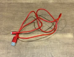 机に置かれた充電ケーブル（撮影：grapeライフハック編集部）