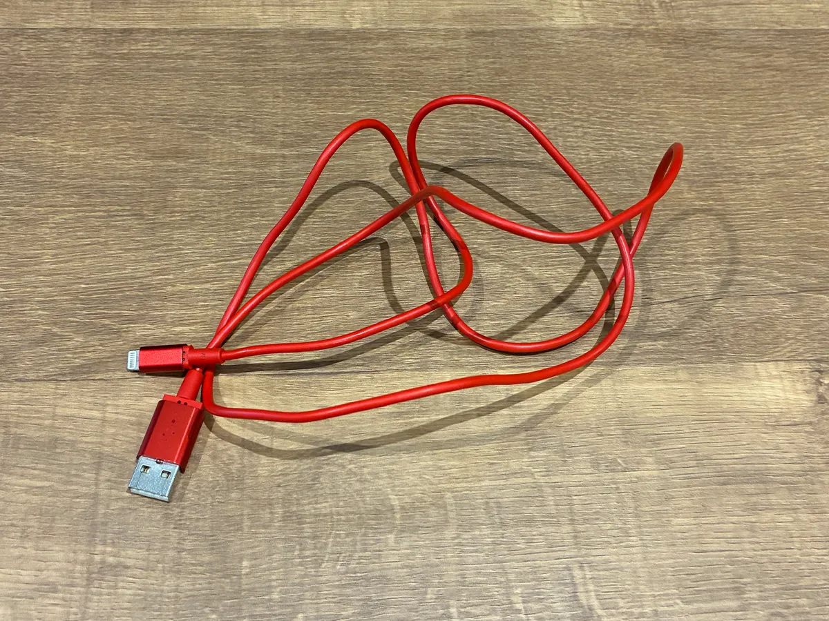 机に置かれた充電ケーブル（撮影：grapeライフハック編集部）