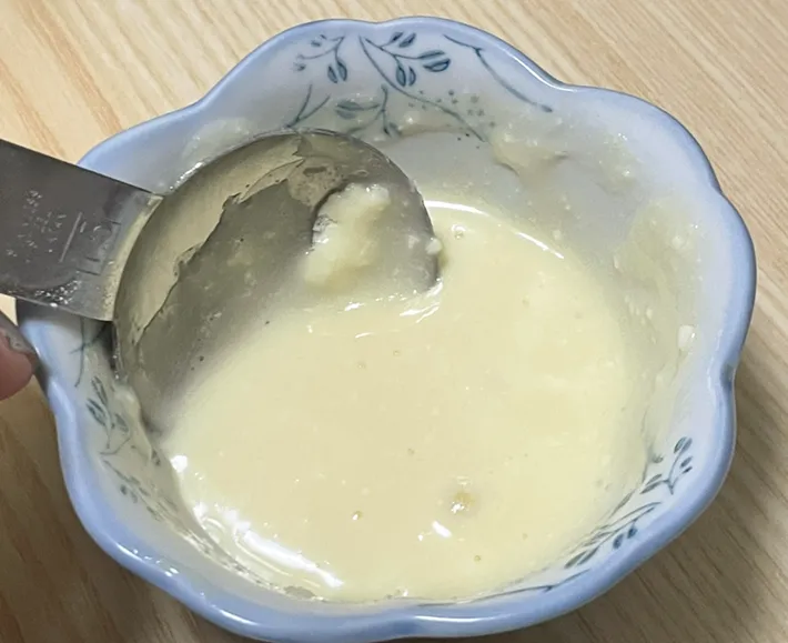 『クリープ』をお湯で溶かす写真（撮影：grapeフード編集部）