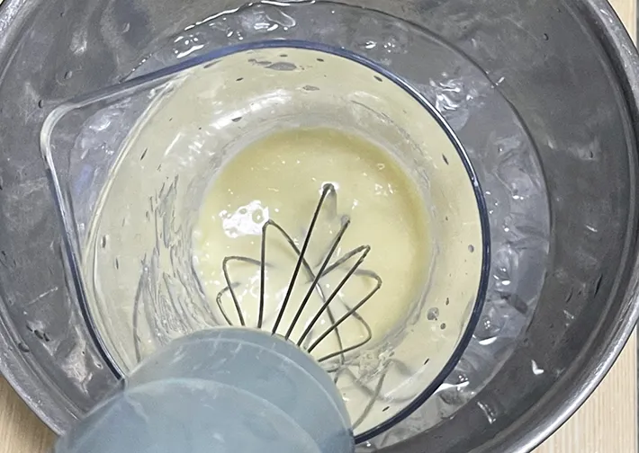 ミキサーで泡立てる写真（撮影：grapeフード編集部）