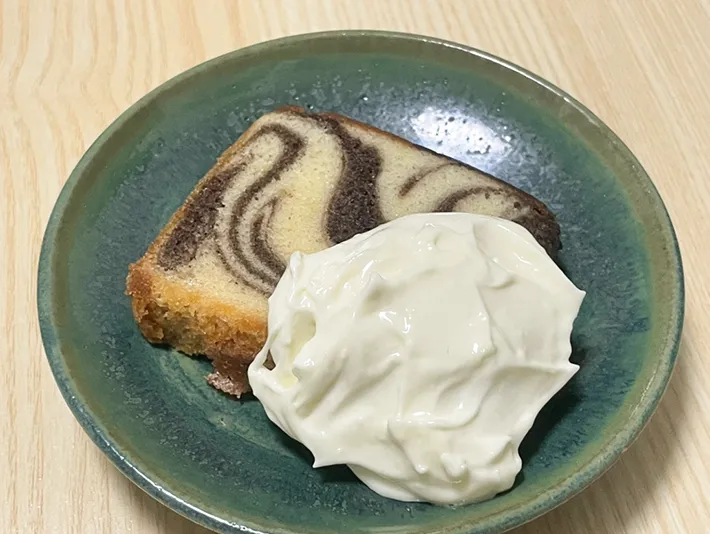 『クリープ』のクリームをケーキに添えた写真（撮影：grapeフード編集部）