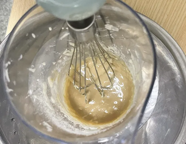 コーヒー味のクリームを作る写真（撮影：grapeフード編集部）