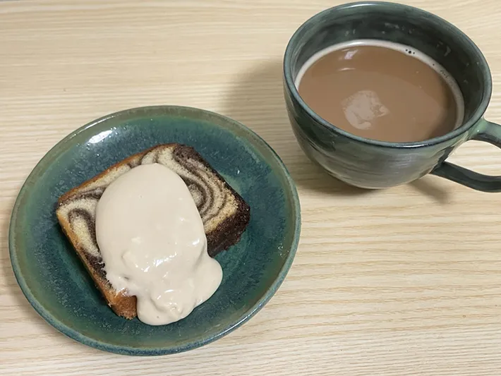 パウンドケーキにコーヒー味のクリームを添える写真（撮影：grapeフード編集部）
