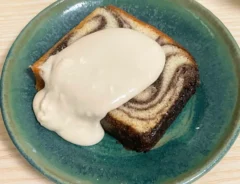 パウンドケーキにコーヒー味のクリームを添える写真（撮影：grapeフード編集部）