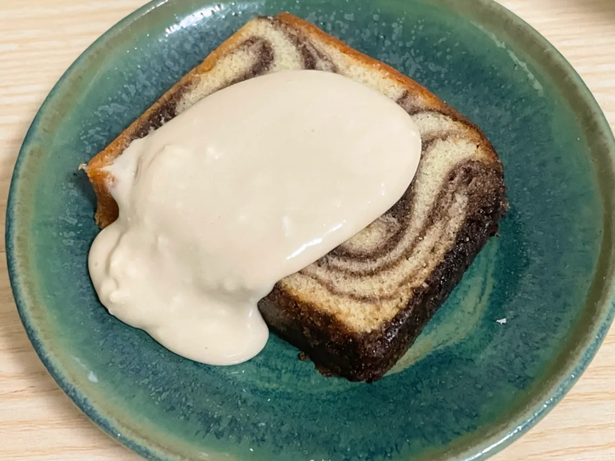 パウンドケーキにコーヒー味のクリームを添える写真（撮影：grapeフード編集部）