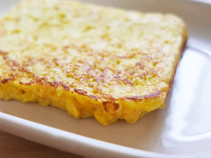 パン粉フレンチトーストの側面（撮影：grapeフード編集部）