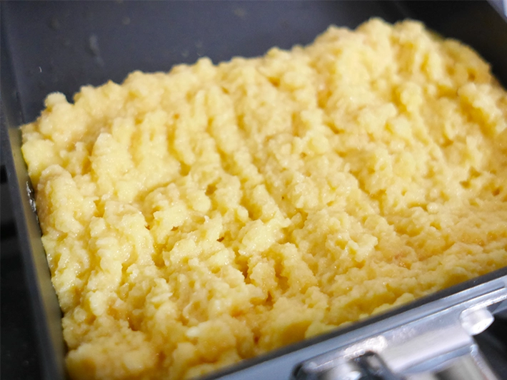 パン粉フレンチトーストを焼く（撮影：grapeフード編集部）