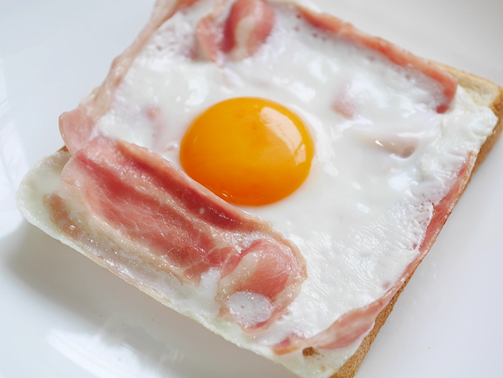 目玉焼きトースト（撮影：grapeフード編集部）