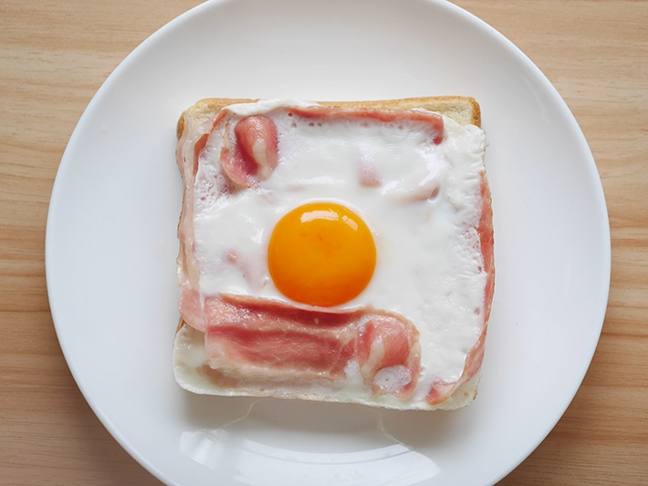 目玉焼きトースト（撮影：grapeフード編集部）