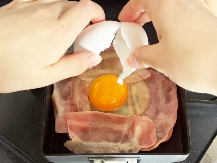目玉焼きを玉子焼き器で作る（撮影：grapeフード編集部）