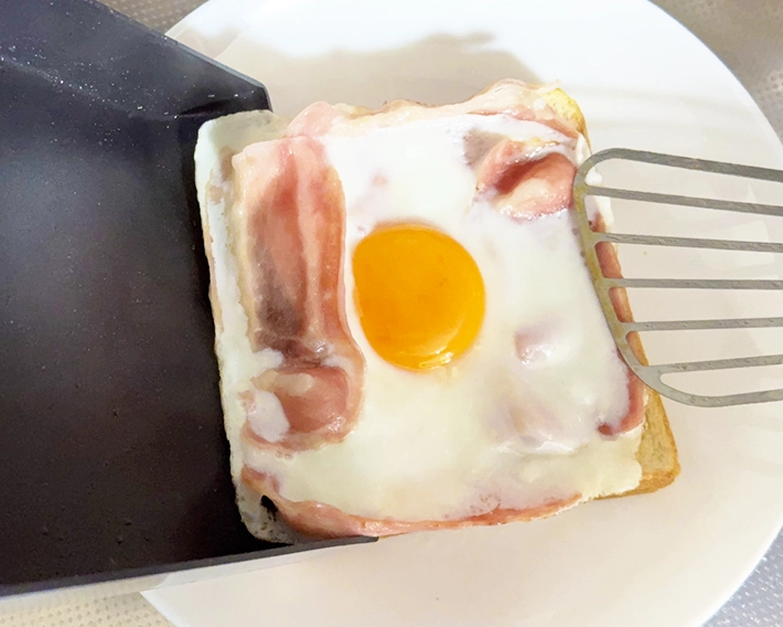 目玉焼きを玉子焼き器で作る（撮影：grapeフード編集部）