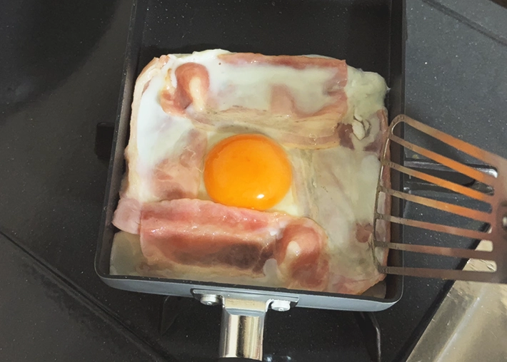 目玉焼きを玉子焼き器で作る（撮影：grapeフード編集部）