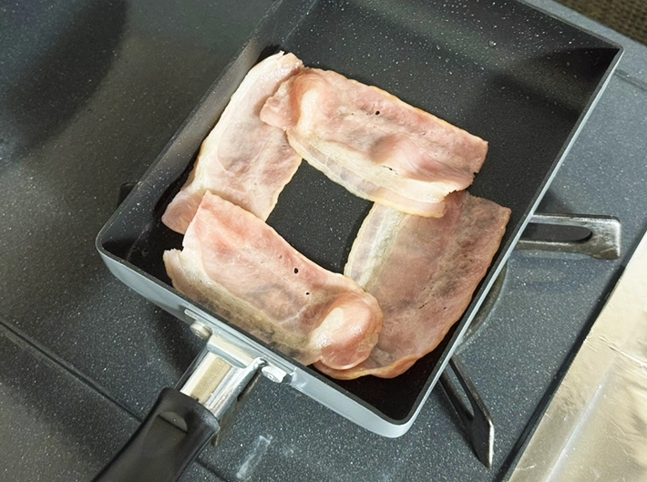 ベーコンを焼く（撮影：grapeフード編集部）