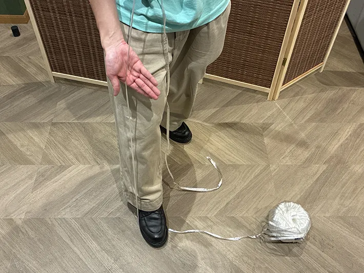 ビニール紐を踏んで固定する場面（撮影：grapeライフハック編集部）